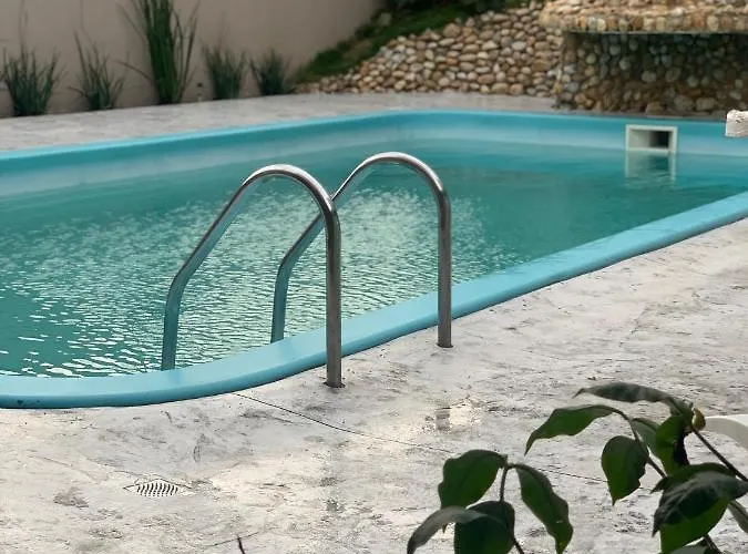Casa com piscina em BC